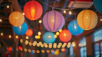 kleurrijk papier lantaarns en draad lichten hangen van de plafond toevoegen een grillig tintje naar de ruimte foto
