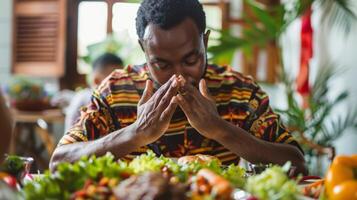 een Mens praktijken dankbaarheid voordat elk maaltijd nemen een moment naar erkennen de inspanning en middelen dat ging in groeit voorbereidingen treffen en portie de voedsel voordat hem foto