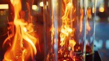 de Doorzichtig glas kolommen zijn barsten met levendig vlammen het verstrekken van een warm en knus atmosfeer naar de ruimte. 2d vlak tekenfilm foto