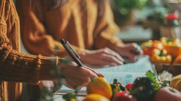 klanten controle items uit hun lijsten planning hun maaltijden voor de week foto