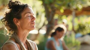 een zin van kalmte en verjonging doordringend gedurende de terugtrekken net zo deelnemers verbinding verbreken van de snel wereld en focus Aan hun holistische Gezondheid foto