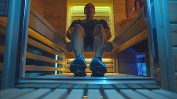 een de leidend een geduldig door een serie van strekt zich uit en bewegingen terwijl binnen een sauna gebruik maken van de warmte naar verbeteren flexibiliteit en reeks van beweging. foto