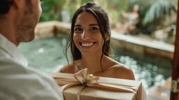 een bruid ontvangen een bruiloft geschenk welzijn pakket van haar bruidegom gevulde met zelfzorg essentials en een belofte van infrarood sauna sessies naar komen. foto