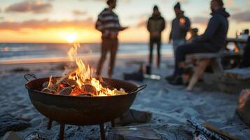 met de geluid van golven crashen in de achtergrond een groep van natuur enthousiastelingen verzamelen in de omgeving van een brand pit Aan de strand voorbereidingen treffen een verrukkelijk maaltijd van plaatselijk afkomstig zeevruchten foto