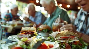 drie mannen genieten van een ontspannen lunch van fijnproever boterhammen en salades Bij een markt cafe foto