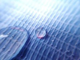 waterdruppel op stof getextureerd oppervlak foto