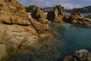 zeegezicht van het resortgebied van de costa brava in de buurt van de stad lloret de mar in spanje foto