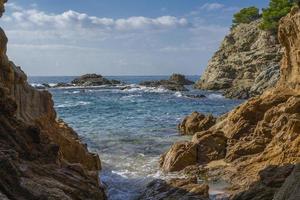 zeegezicht van het resortgebied van de costa brava in de buurt van de stad lloret de mar in spanje foto