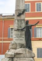 monument voor de bevrijding in modena, italië foto