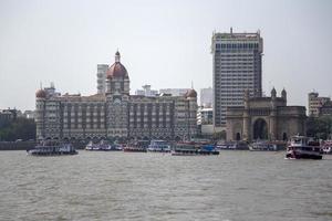 Mumbai, India, 11 oktober 2015 - boten voor het Taj Mahal Palace Hotel. dit 5-sterrenhotel wordt beschouwd als het vlaggenschip van de groep en bevat 560 kamers en 44 suites. foto