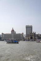 Mumbai, India, 11 oktober 2015 - boten voor het Taj Mahal Palace Hotel. dit 5-sterrenhotel wordt beschouwd als het vlaggenschip van de groep en bevat 560 kamers en 44 suites. foto