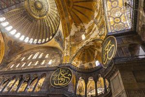 istanbul, turkije, 10 november 2019 - interieur van hagia sophia in istanbul, turkije. bijna 500 jaar stond Hagia Sophia model voor vele andere Ottomaanse moskeeën. foto