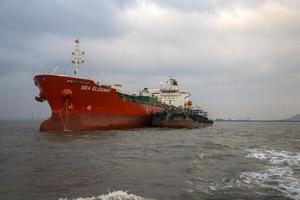 Mumbai, India, 11 oktober 2015 - industrieel schip in de wateren van Mumbai. de haven- en scheepvaart biedt werk aan veel inwoners direct en indirect. foto