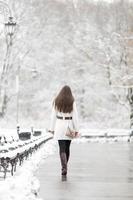 jonge vrouw in de winter foto