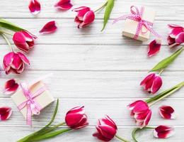 geschenkdozen en tulpenboeket