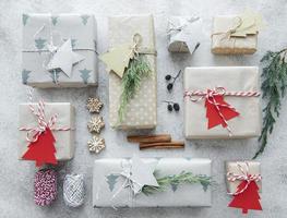 kerst decoratieve zelfgemaakte geschenkdozen verpakt in bruin kraftpapier foto