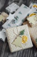 kerst decoratieve zelfgemaakte geschenkdoos verpakt in bruin kraftpapier foto