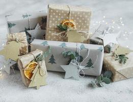 kerst decoratieve zelfgemaakte geschenkdoos verpakt in bruin kraftpapier foto