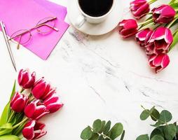 kopje koffie en roze tulpen
