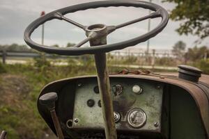dashboard van een wijnoogst tractor. foto