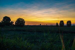 zonsondergang oranje platteland velden 3 foto