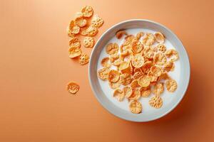 overhead visie van een kom van melk met graan, reeks tegen een teder oranje helling achtergrond, ochtend- thema foto