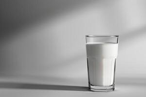 gemakkelijk melk glas, zuiverheid benadrukte door een minimalistisch wit naar licht grijs helling achtergrond foto