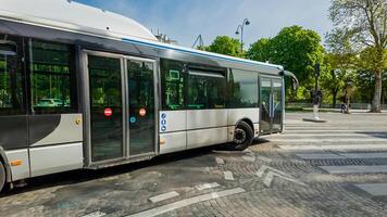 modern stad bus Bij een voetganger kruispunt Aan een zonnig dag, vertegenwoordigen openbaar vervoer en stedelijk leven, geschikt voor milieu en mobiliteit concepten foto