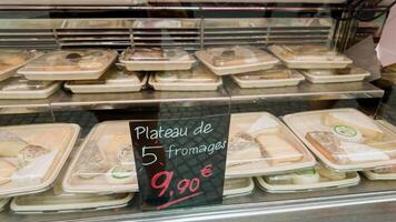 geassorteerd Frans kaas schotels voor uitverkoop Bij 990 euro, presentatie van culinaire tradities in een Parijse winkel, Parijs, Frankrijk, april 14e, 2024, ideaal voor gastronomie thema's foto