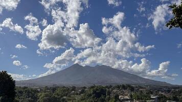 mooi landschap ochtend- visie van monteren salak of Gunung salak genomen van batu tulis Oppervlakte in centraal bogor stad Indonesië foto