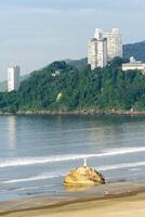 pedra da Feiticeira standbeeld Aan de strand van sao vice, Brazilië. april 2 2024. foto