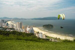 paragliden Bij de teleferico de sao vicente gezichtspunt. Brazilië. foto