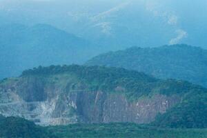 berg reeks alleen maar buiten de stad van santos, Brazilië. foto