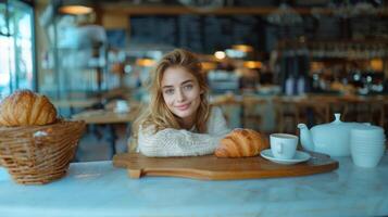 jong vrouw genieten van een knus Italiaans ontbijt met croissants foto