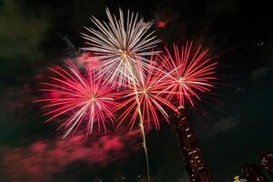 vuurwerk op de rivier in de donkere lucht foto