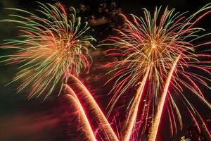 vuurwerk op de rivier in de donkere lucht foto