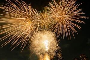 vuurwerk op de rivier in de donkere lucht foto