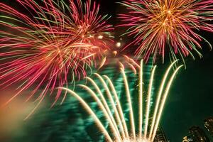 vuurwerk op de rivier in de donkere lucht foto