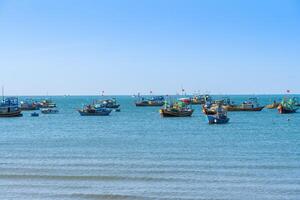 visie van traditioneel visvangst boten Bij mui ne strand, phan dief, binh Thuan, Vietnam. in de buurt ke ga kaap of vuurtoren is de meest favoriete bestemming voor bezoekers. foto