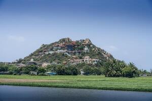 visie van grootste pagode in ninh donderdag provincie, Vietnam. tekst in foto gemeen naam van deze pagode trung zoon co di.