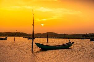 traditioneel boten Bij O lening lagune in zonsondergang, phu yen provincie, Vietnam foto