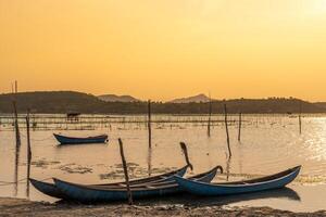 traditioneel boten Bij O lening lagune in zonsondergang, phu yen provincie, Vietnam foto