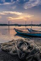 traditioneel boten in O lening lagune gedurende zonsondergang, phu yen provincie, Vietnam. reizen en landschap concept foto