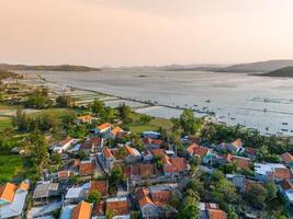 antenne visie van een vredig dorp De volgende naar O lening lagune in zonsondergang, phu yen provincie, Vietnam foto