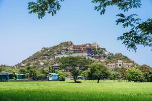 visie van grootste pagode in ninh donderdag provincie, Vietnam. tekst in foto gemeen naam van deze pagode trung zoon co di.