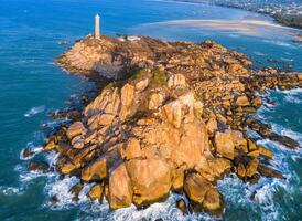 antenne visie van ke ga strand Bij mui nee, phan dief, binh Thuan, Vietnam. ke ga kaap of vuurtoren is de meest favoriete bestemming voor bezoekers. foto