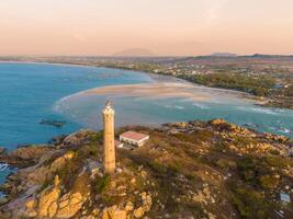 antenne visie van ke ga strand Bij mui nee, phan dief, binh Thuan, Vietnam. ke ga kaap of vuurtoren is de meest favoriete bestemming voor bezoekers. foto