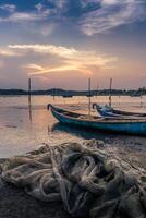 traditioneel boten in O lening lagune gedurende zonsondergang, phu yen provincie, Vietnam. reizen en landschap concept foto