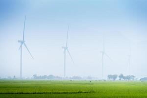 visie van turbine groen energie elektriciteit, windmolen voor elektrisch macht productie, wind turbines genereren elektriciteit Aan rijst- veld- Bij phan belde, ninh donderdag provincie, Vietnam foto