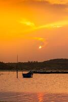 traditioneel boten Bij O lening lagune in zonsondergang, phu yen provincie, Vietnam foto